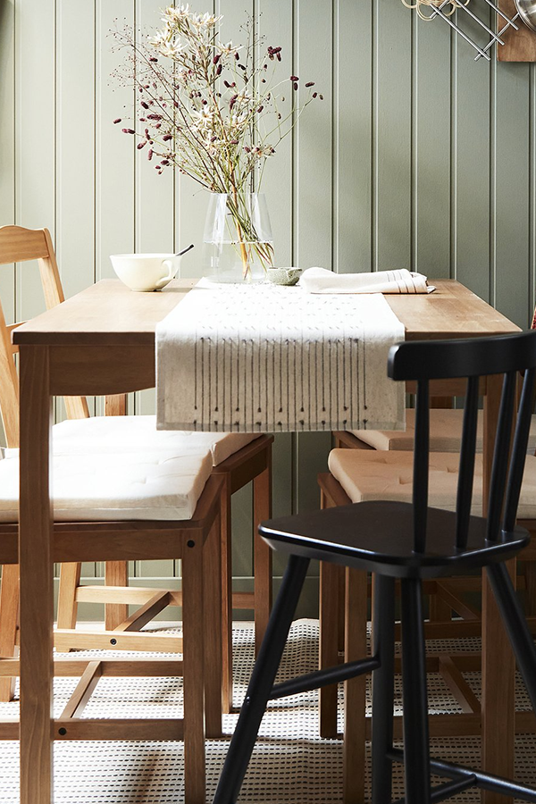 TABLE ET CHAISES
